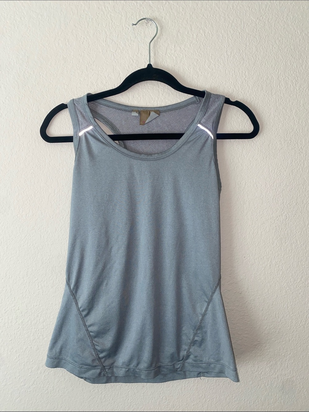 🪼 Athleta gray racerback tank top with a cute lace detail on the back! - Picture 3 of 8